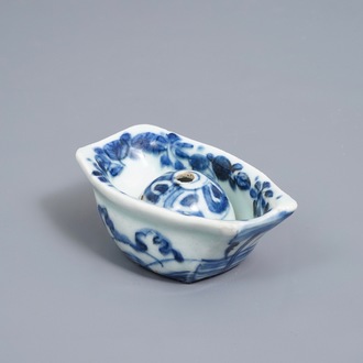 Une tasse surprise en porcelaine de Chine bleu et blanc, époque Transition