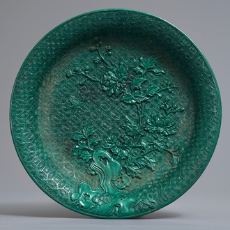 A Chinese green lacquer dish with floral design, 19/20th C.