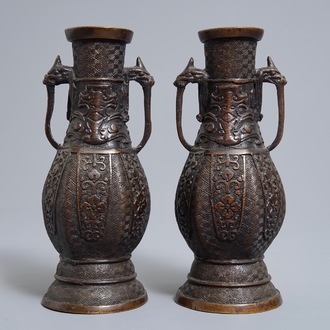 Une paire de vases archaïques en bronze, Chine, 19ème