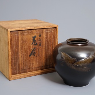 Een Japanse bronzen bolvaas met koi in reliëf, gesigneerd, Meiji/Taisho, 1e helft 20e eeuw