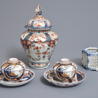 Une paire de bols couverts sur soucoupes, un vase couvert et un brûle-parfum ajouré en porcelaine de Japon, Edo/Meiji, 18/19ème