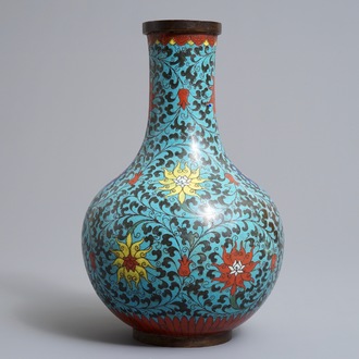 Un vase de forme bouteille en émaux cloisonnés à décor de lotus, marque Da Ming Nian Zhi, Ming/Qing