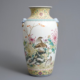 Un vase en porcelaine de Chine famille rose à décor de cailles, 20ème