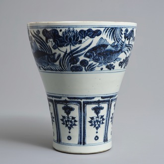 Un vase de forme meiping coupé en porcelaine de Chine bleu et blanc de style Yuan, 19/20ème