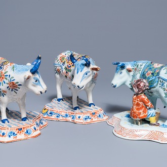 Une paire de vaches sur bases et une au trayeur en faïence polychrome de Delft, 19ème