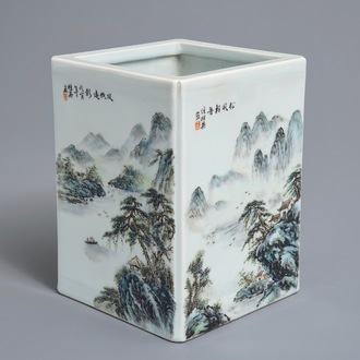 Un pot à pinceaux de forme carré en porcelaine de Chine qianjiang cai, 20ème