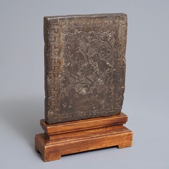 Une tablette en pierre sculptée à inscription, Qing ou avant