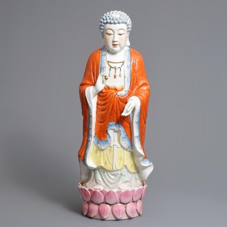 Une grande figure de Bouddha en porcelaine de Chine famille rose, 20ème