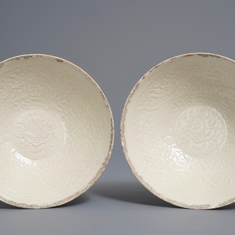 Une paire de bols en porcelaine de Chine qingbai à décor de phénix, Song