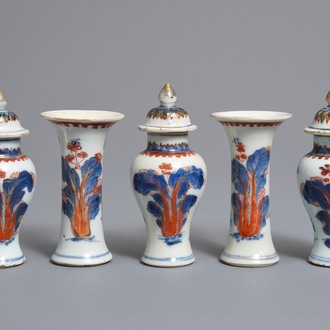 Une garniture miniature de cinq vases en porcelaine de Chine de style Imari, Kangxi