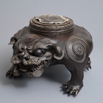 A large Japanese bronze model of a foo dog, Edo, 17/18th C.