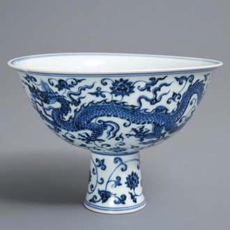 Un bol sur piedouche en porcelaine de Chine bleu et blanc, marque de Xuande, 19/20ème