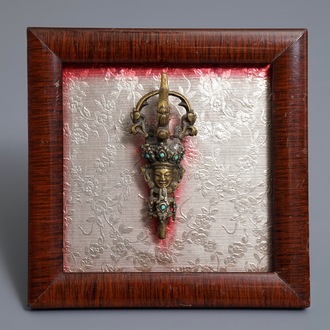 Een Sino-Tibetaanse verguld bronzen vajra met inlegwerk van turkoois, 17/18e eeuw