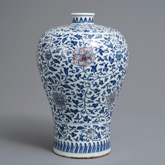 Un vase de forme meiping en porcelaine de Chine bleu, blanc et rouge, 19/20ème