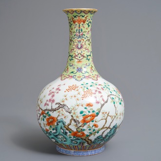 Un vase de forme bouteille en porcelaine de Chine famille rose, marque de Jiaqing, 19/20ème