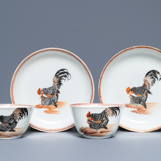 Une paire de tasses et soucoupes en porcelaine de Chine à décor de coqs et poules, Qianlong