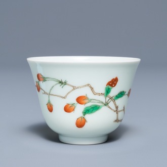 Une tasse en porcelaine de Chine famille verte aux branches de goji, marque de Kangxi, 19/20ème