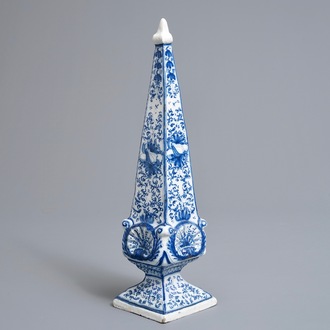 A large Dutch Delft blue and white obelisk, 1st quarter 18th C.