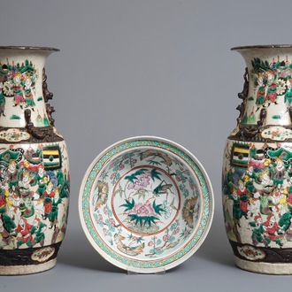 Une paire de vases en porcelaine de Chine famille rose dit "de Nankin" et un bol, 19ème
