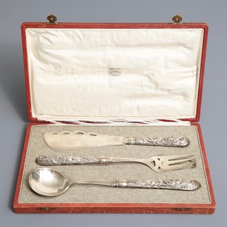 A Chinese dragon-decorated silver fish cutlery set, 19/20th C.