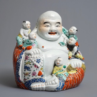 Een Chinese famille rose figuur van Boeddha, 19/20e eeuw