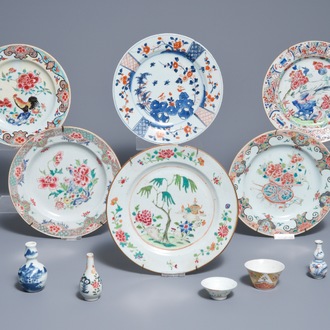 Een gevarieerd lot Chinees famille rose, blauwwit en Imari-stijl porselein, 18e eeuw