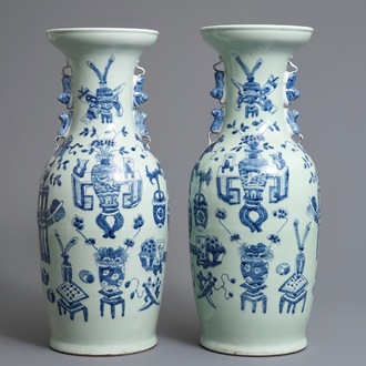 Une paire de vases en porcelaine de Chine bleu et blanc sur fond céladon, 19/20ème
