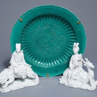 Une paire de groupes en porcelaine blanc de Chine et un plat vert à décor d'un phénix, 19/20ème
