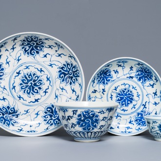 Un ensemble en porcelaine de Chine à décor de rinceaux de lotus, marque de Guangxu, 19/20ème