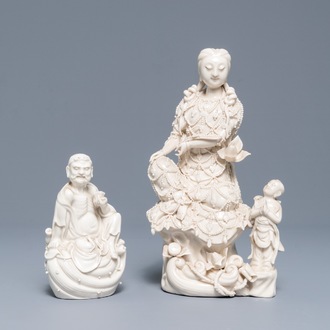 Twee Chinees Dehua blanc de Chine figuren van Guanyin met dienaar en een Luohan, 19e eeuw