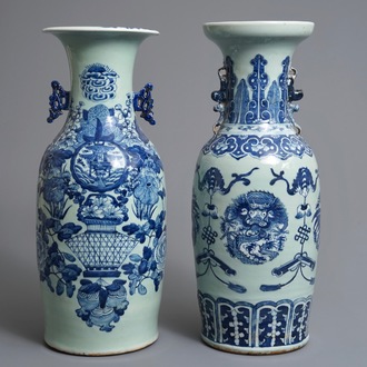 Deux vases en porcelaine de Chine bleu et blanc sur fond céladon, 19ème