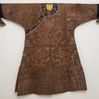 Une robe à décor de huit dragons sur fond brun en soie brodée, Chine, Qianlong