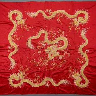 Un panneau en soie brodée à décor de dragons sur fond rouge, Vietnam, 19ème