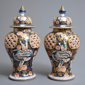 Une paire de vases ajourés à double parois de style Imari, Samson, Paris, 19ème