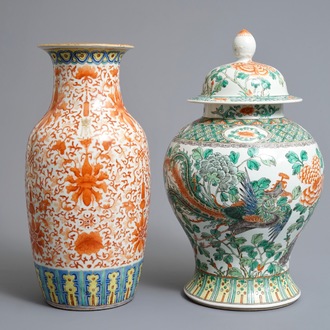 Twee Chinese famille verte en ijzerrode vazen, 19/20e eeuw