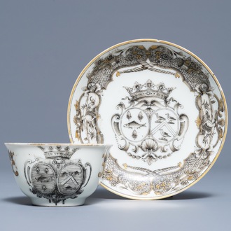 Une tasse et soucoupe armorié en porcelaine de Chine grisaille et doré, Qianlong