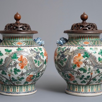 Une paire de vases en porcelaine de Chine famille verte aux dragons, 19/20ème