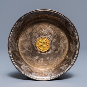 Een Sino-Tibetaans gegraveerd zilveren bordje met verguld medaillon, 19/20e eeuw