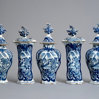 Une garniture de cinq vases en faïence de Delft en bleu et blanc à décor d'oiseaux de paradis, 18ème