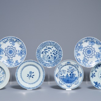 Zeven Chinese blauwwitte schotels en borden, Kangxi/Qianlong