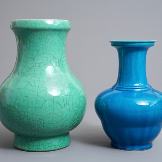 Deux vases en porcelaine de Chine monochrome vert et bleu, 18/19ème