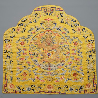 Un dessus de coussin impériale en soie brodée en fils dorés sur fond jaune, Chine, 19ème