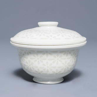 A Chinese Dehua blanc de Chine 'rice grain' bowl and cover, 18/19th C.