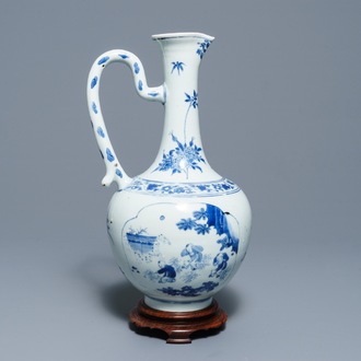 Une verseuse en porcelaine de Chine bleu et blanc à décor de médaillons figuratives, époque Transition