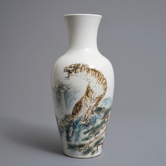 Een Chinese fencai vaas met een tijger, Qianlong merk