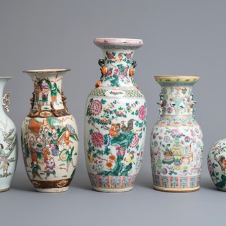 Quatre vases et un pot couvert en porcelaine de Chine famille rose, 19/20ème