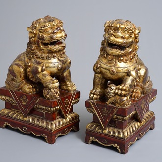 Une paire de lions bouddhistes en bois laqué et doré, Chine, 19ème