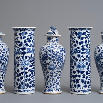 Une garniture de cinq vases en porcelaine de Chine bleu et blanc, marques de Kangxi, 19ème