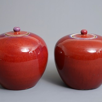 Une paire de pots couverts en porcelaine de Chine sang de boeuf, 19ème