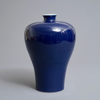 Un vase de forme meiping en porcelaine de Chine bleu monochrome, marque de Yongzheng, 19/20ème